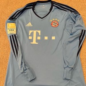 FC Bayern Munchen goalie jersey Neuer size large